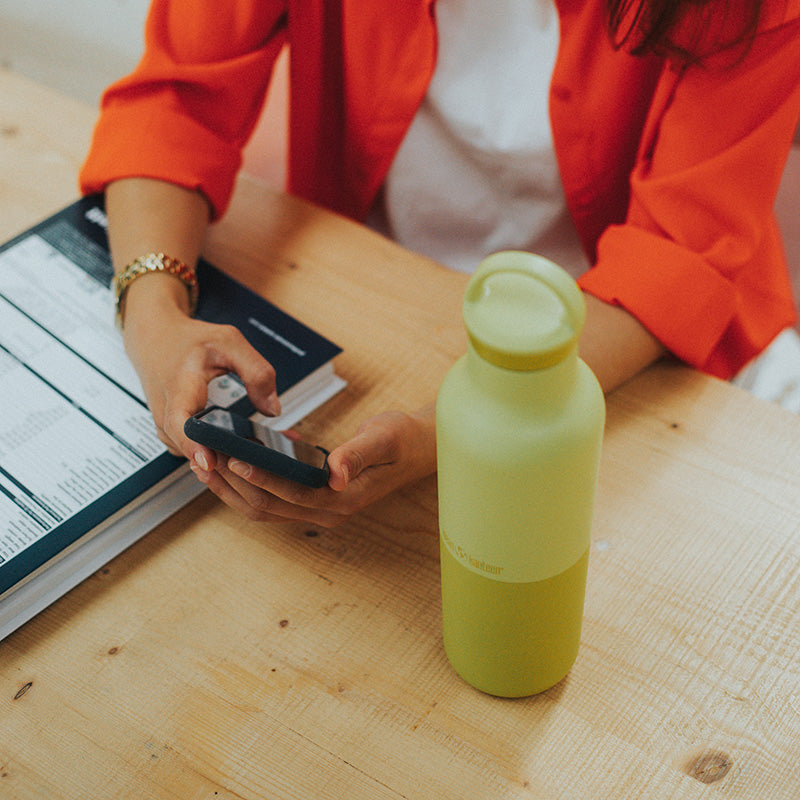 daily-on-the-go-set-e3 20oz_rise_classic_insulated_bottle_acacia_worker_phone_square.jpg