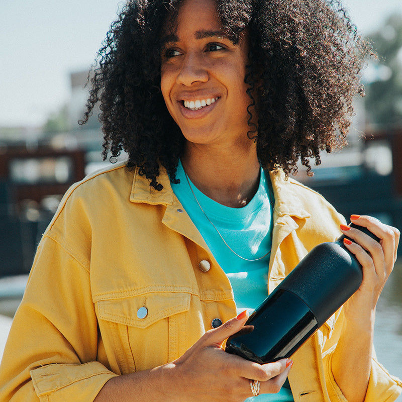 20oz-rise-classic-with-arch-loop-cap-g0 20oz_rise_classic_insulated_bottle_black_woman_smile_square.jpg